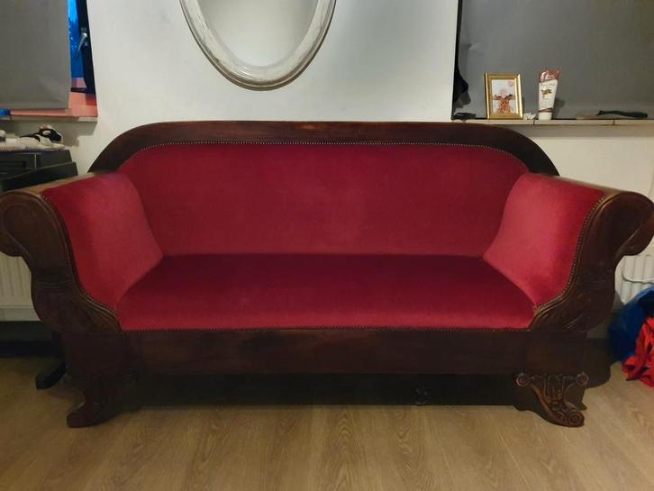 Antieke bank, recent gestoffeerd, met houtsnedes, Huis en Inrichting, Banken | Sofa's en Chaises Longues, Ophalen of Verzenden