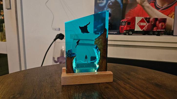 Beeld Onderzee Duikers + Rog! Met Verlichtig! NIEUW!, Verzamelen, Beelden en Beeldjes, Nieuw, Mens, Ophalen of Verzenden