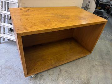 Houten werk eiland op wielen beschikbaar voor biedingen