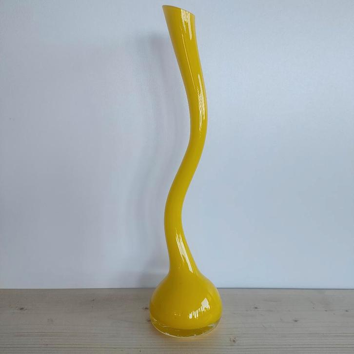 Gele "Swing" vaas (Outlet De Overkant), Huis en Inrichting, Woonaccessoires | Vazen, Zo goed als nieuw, Geel, Minder dan 50 cm