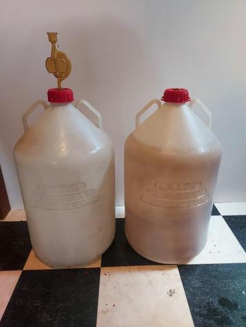 Twee plastic gistingsvaten wijn 25 liter beschikbaar voor biedingen