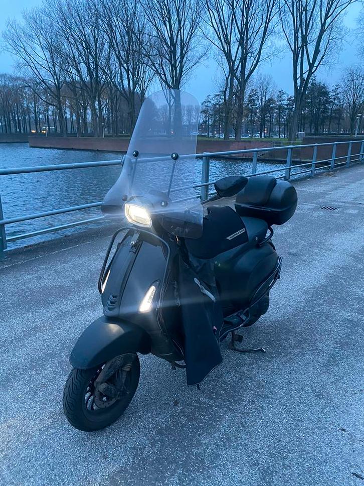 Vespa sprint 50 cc, Fietsen en Brommers, Scooters | Vespa, Zo goed als nieuw, Benzine, Ophalen of Verzenden