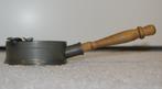 Tinnen asbakje met houten steel., Ophalen of Verzenden