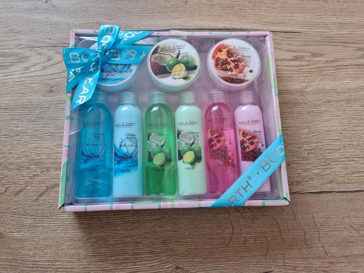 Luxe Geschenkset - Body & Earth, Sieraden, Tassen en Uiterlijk, Uiterlijk | Cosmetica en Make-up, Nieuw, Toebehoren, Gehele gezicht