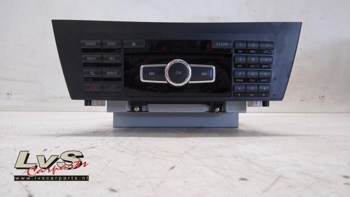 Radio CD Speler van een Mercedes C-Klasse, Auto-onderdelen, Elektronica en Kabels, Mercedes-Benz, Gebruikt, 3 maanden garantie