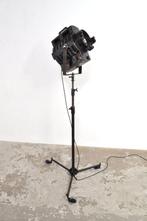 Vintage industriële vloerlamp spot theaterspot op statief, Huis en Inrichting, Lampen | Vloerlampen, Ophalen of Verzenden, Gebruikt