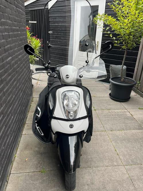 Sym mio 50i scooter geel kenteken, Fietsen en Brommers, Scooters | SYM, Gebruikt, Mio, Maximaal 45 km/u, Benzine, Ophalen
