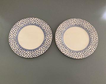 Eit England dinerborden aardewerk met blauw motief beschikbaar voor biedingen