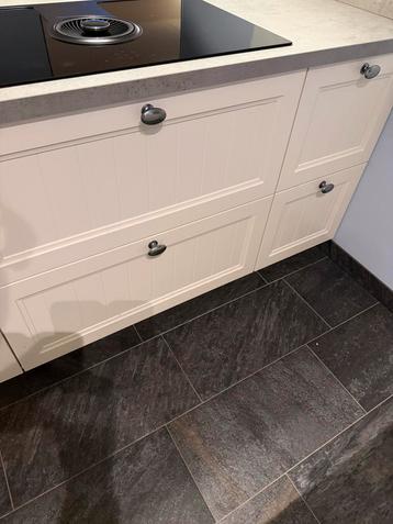 Complete Keuken met Apparatuur en kookeiland met stoelen