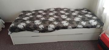 Wit 1 persoonsbed beschikbaar voor biedingen