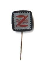 onbekend blikken speldje letter Z en "kradl" o.i.d., Ophalen of Verzenden, Gebruikt, Overige onderwerpen, Speldje of Pin