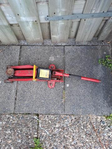 Krik 2 ton in goede staat beschikbaar voor biedingen