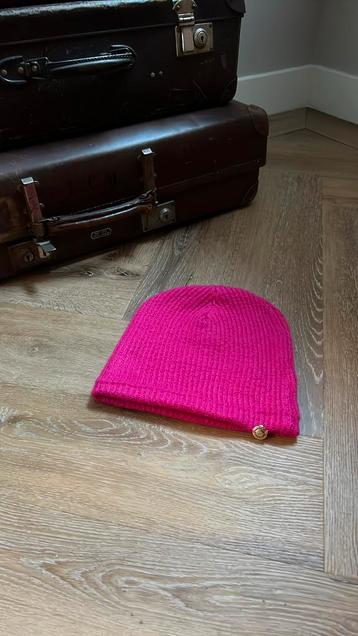 Muts fuchsia rose met gouden logo dame zgan beanie statement beschikbaar voor biedingen