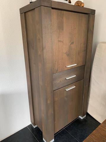 Te koop 2 kasten incl tafel beschikbaar voor biedingen