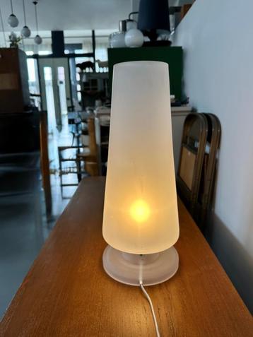 Vintage design Hala Zeist opaline glazen tafellamp beschikbaar voor biedingen