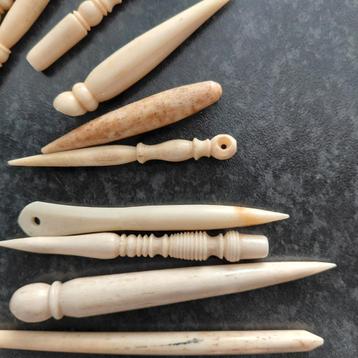 Antiek Naaigereedschap van Been - 12 Stuks beschikbaar voor biedingen