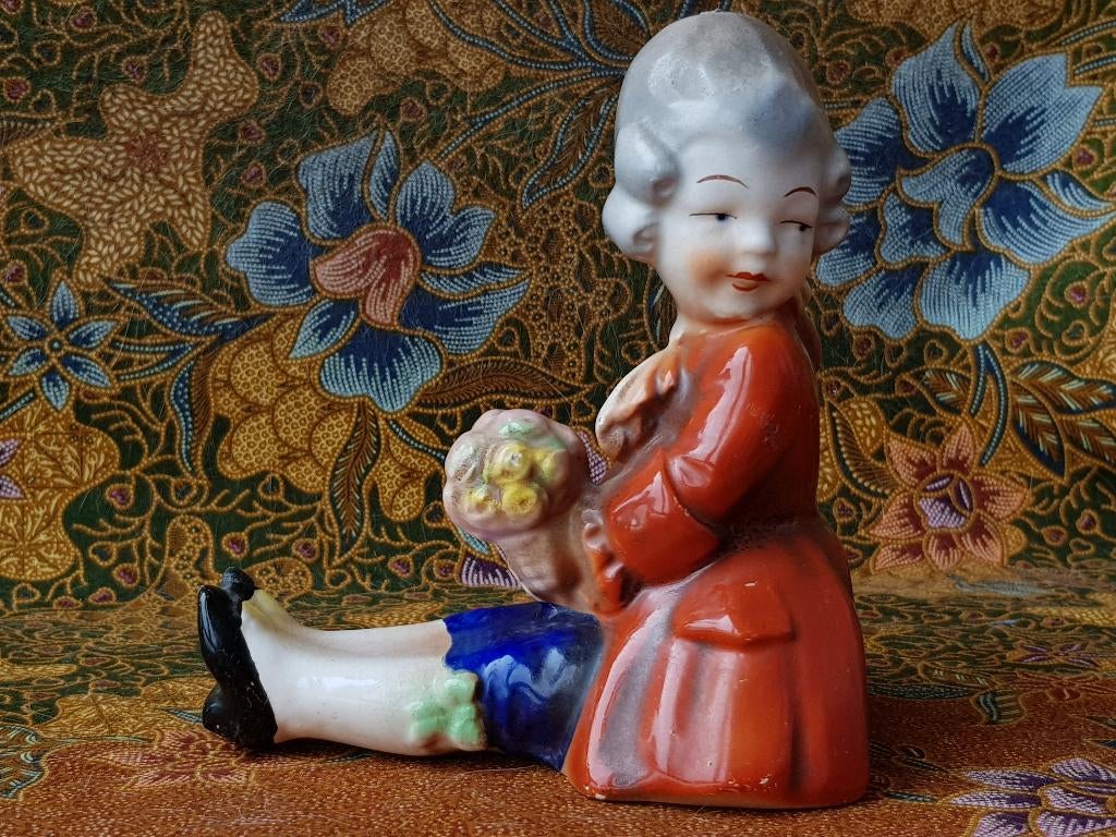 Jongen met bloemen mooi antiek beeldje uit Engeland 13,2 cm.