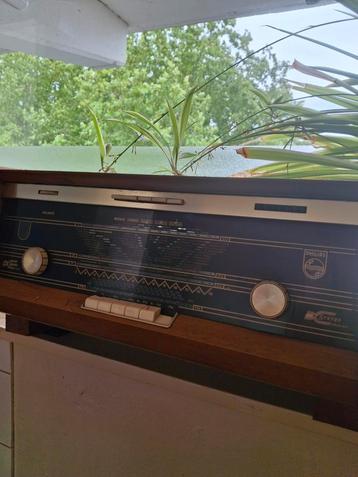 Vintage buizen radio Philips  beschikbaar voor biedingen