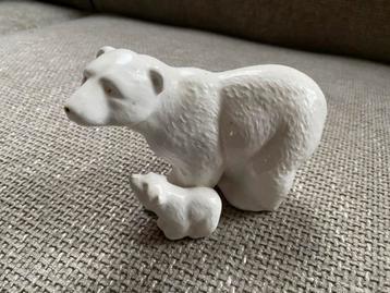 Ijsbeer beeldje beschikbaar voor biedingen