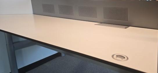 Ahrend verstelbare bureaus (set van 2), Huis en Inrichting, Bureaus, Zo goed als nieuw, Bureau, Elektrisch, In hoogte verstelbaar