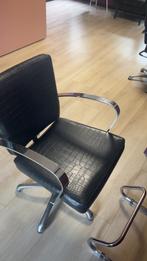 2 kappers stoelen, balie/toonbank en wasunit