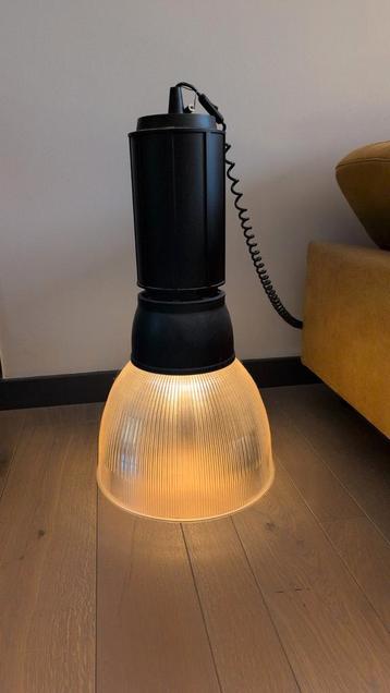 Zwarte industriële lamp beschikbaar voor biedingen