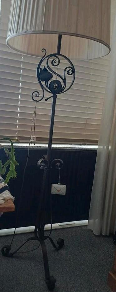 Stijlvolle staande schemerlamp, Huis en Inrichting, Lampen | Vloerlampen, Gebruikt, 150 tot 200 cm, Metaal, Stof, Ophalen