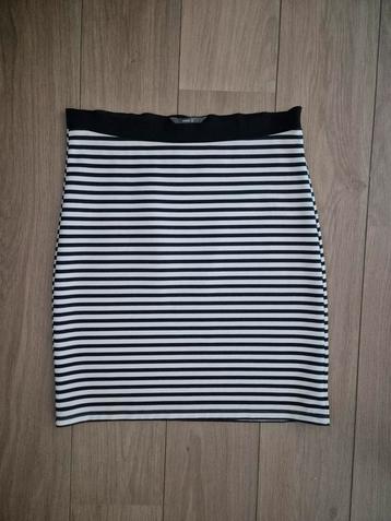 Hema rok rokje gestreept mt s

 beschikbaar voor biedingen