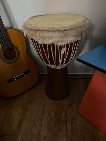 Mooie grote Afrikaanse Djembe beschikbaar voor biedingen