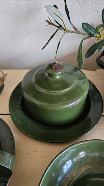 Oude brocante emaille botervloot beschikbaar voor biedingen