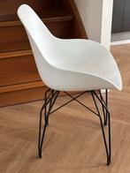 2 Witte Kubikoff stoelen met zwart onderstel, Huis en Inrichting, Ophalen, Kunststof, Gebruikt, Twee