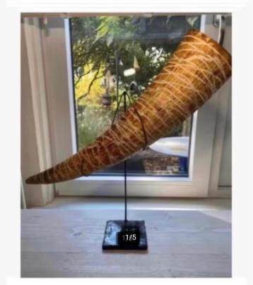 Korting Grote Rund Hoorn bewerkt op metalen staander beschikbaar voor biedingen