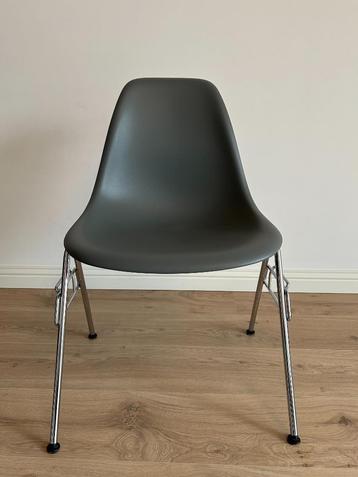 Vitra Eames Plastic Side Chair DSS-N  beschikbaar voor biedingen
