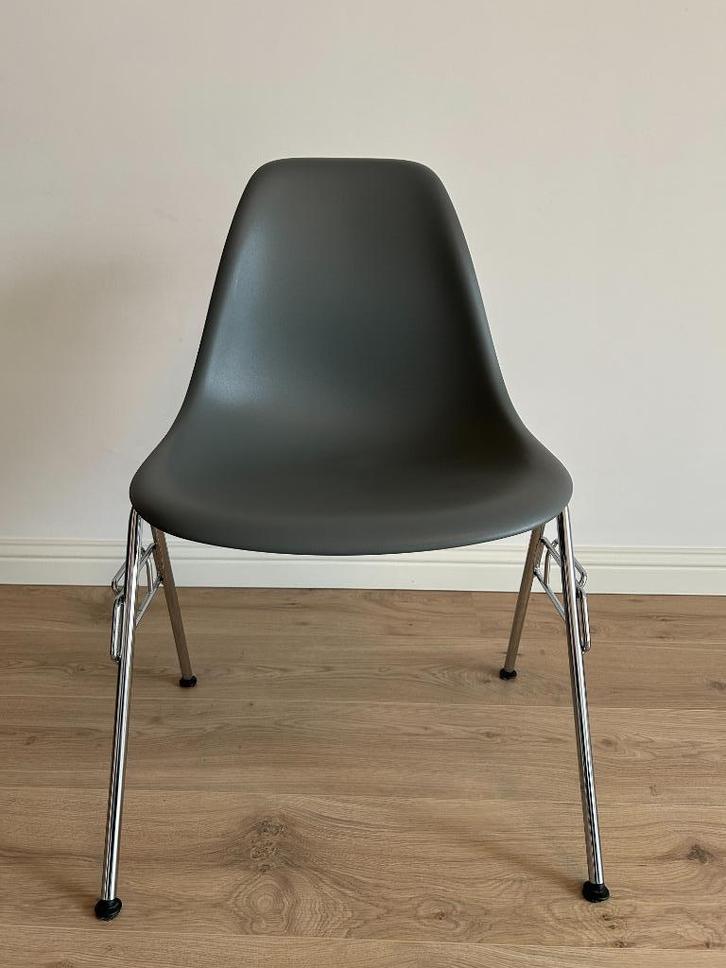 Vitra Eames Plastic Side Chair DSS-N, Huis en Inrichting, Stoelen, Zo goed als nieuw, Eén, Grijs, Ophalen