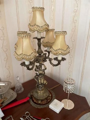 Antieke 5-arms lamp met figurenvoet en kapjes beschikbaar voor biedingen