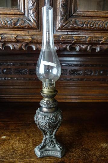 rijk bewerkte antieke gietijzeren olielamp met antiek glas beschikbaar voor biedingen