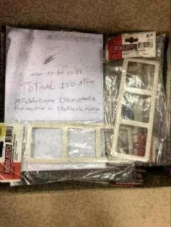 NIEUW!! 150 stuks Robusto drievoudig afdekramen, crème, Doe-het-zelf en Verbouw, Plinten en Afwerking, Nieuw, Overige typen, Kunststof