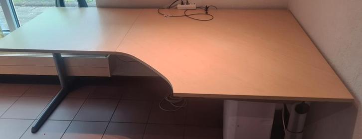 Ahrend L-bureau - Ruim en functioneel!, Huis en Inrichting, Bureaus, Gebruikt, Bureau, In hoogte verstelbaar, Ophalen