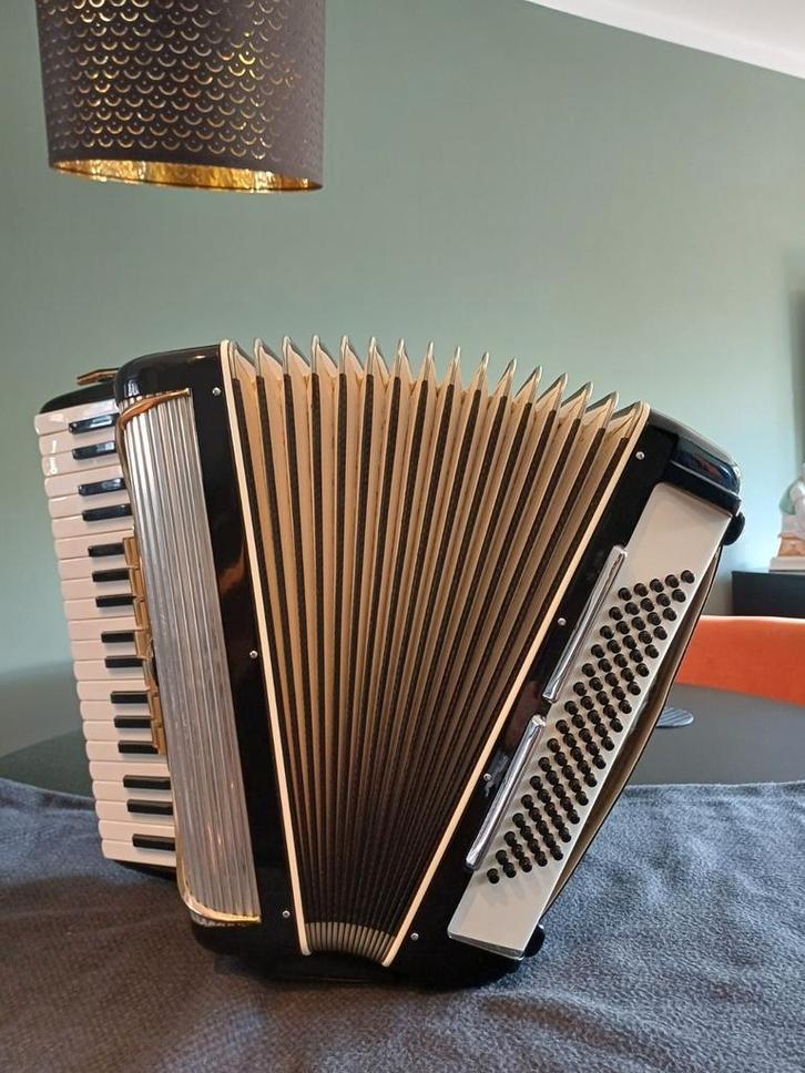 Settimio Sopranie  L 695 / 56, Muziek en Instrumenten, Accordeons, Zo goed als nieuw, 80-bas, Overige merken, Met koffer, Met riemen