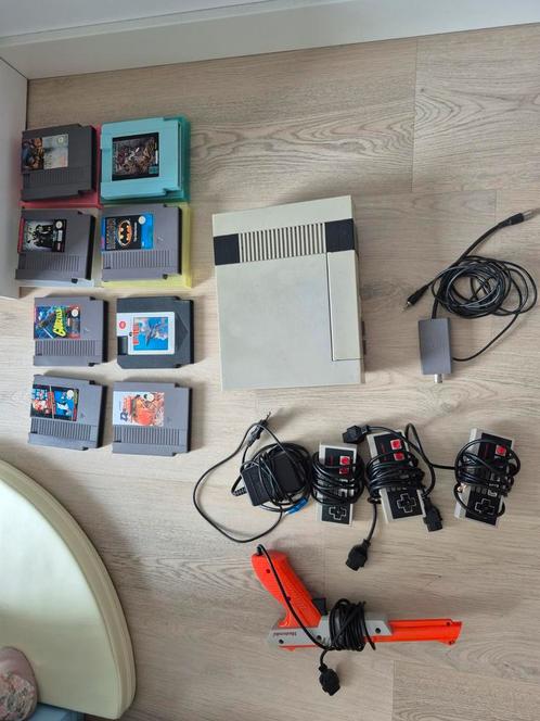 Nintendo NES met 3 controllers, pistool en 8 games, Spelcomputers en Games, Spelcomputers | Nintendo NES, Gebruikt, Met 3 controllers of meer