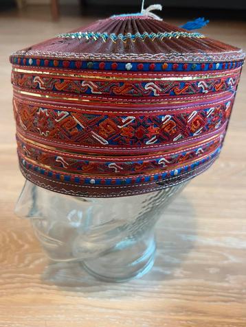 Oude Tribal Chinees ethnic Miao geborduurde meisjes hoed. beschikbaar voor biedingen