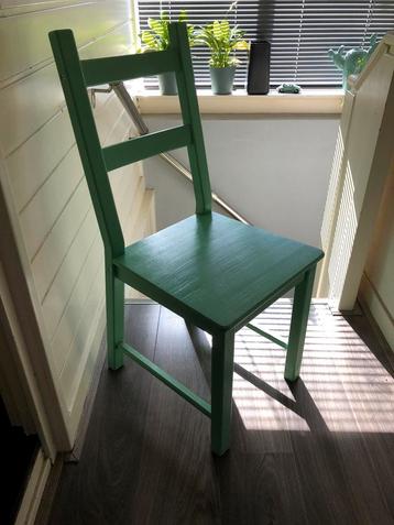 Leuke groene houten stoel beschikbaar voor biedingen