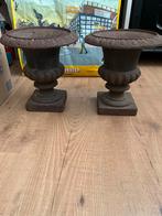 Twee gietijzeren vazen/potten, Tuin en Terras, Tuinvazen, Ophalen, Gebruikt
