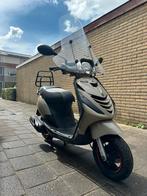Nette zip te koop met 2 helmen!, Fietsen en Brommers, Scooters | Piaggio, Ophalen, Zo goed als nieuw, Zip