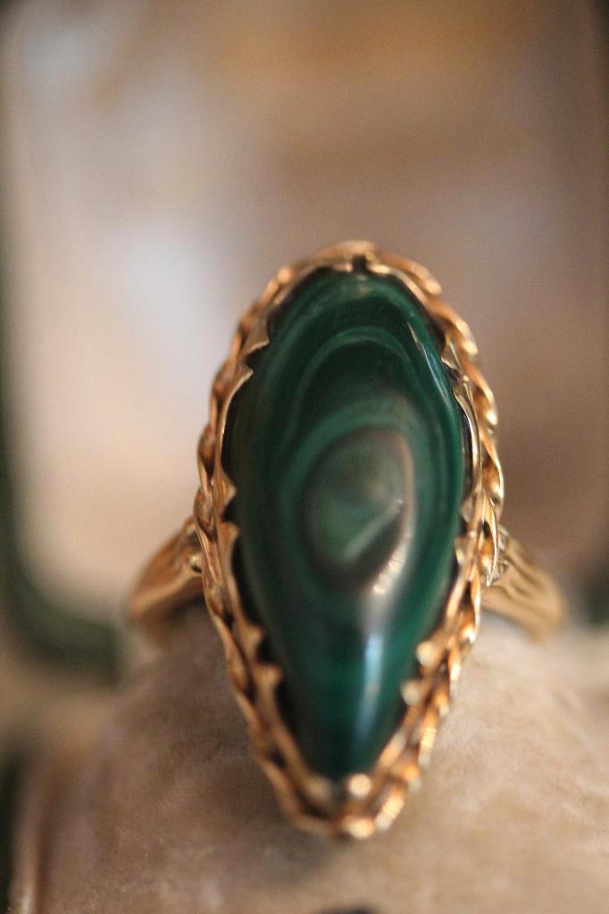 Antieke oude vintage gouden ring malachiet malachite, Sieraden, Tassen en Uiterlijk, Antieke sieraden, Ring, Goud, Ophalen of Verzenden