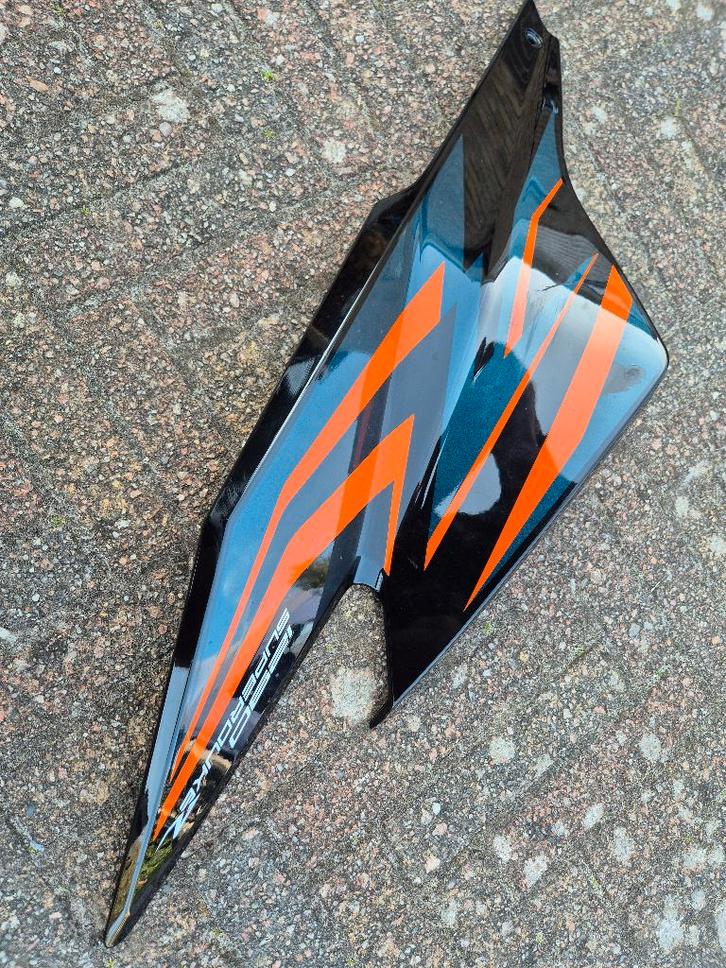 KTM Super Duke R tank kap / zij paneel, Motoren, Onderdelen | Merk-onafhankelijk, Gebruikt, Ophalen of Verzenden