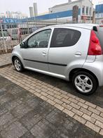 Peugeot 107 1.0 12V 5 deurs 2010 Grijs met carplay, Auto's, Voorwielaandrijving, Zwart, 4 stoelen, Leder en Stof