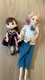 Twee poppen, BJD of Blythe look a likes, Kinderen en Baby's, Speelgoed | Poppen, Ophalen of Verzenden, Zo goed als nieuw