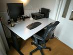 Ahrend bureau met wit/grijs blad, Huis en Inrichting, Bureaus, Ophalen, In hoogte verstelbaar, Gebruikt, Bureau