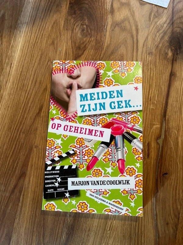 Boek Meiden zijn gek op geheimen., Boeken, Kinderboeken | Jeugd | 10 tot 12 jaar, Gelezen, Fictie, Ophalen of Verzenden